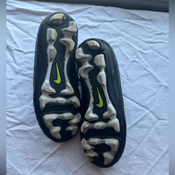 Kids Nike Soccer Cleats Size 13 - Picture 7 of 10